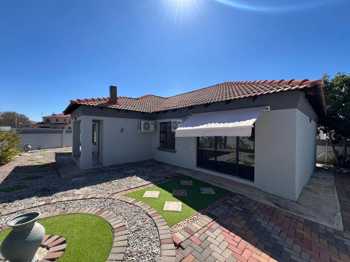For Sale: House in Woodhill Estate with 3 bedrooms, garden, and secure living.