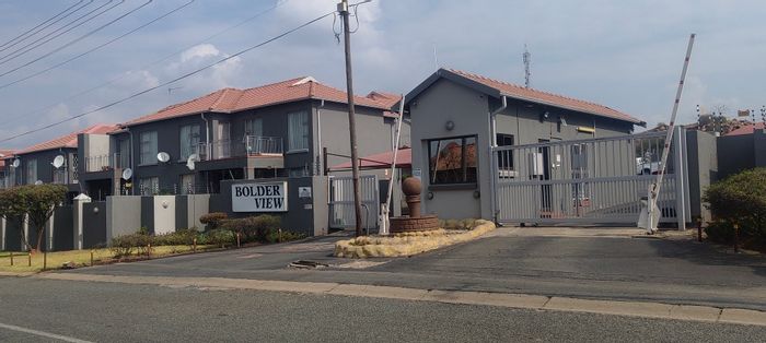 Glenvista Apartment For Sale: 3 bedrooms, secure complex, near schools and shopping.