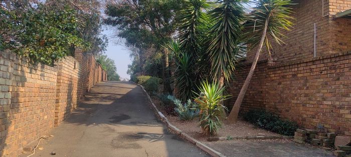 Mulbarton House For Sale: 3 beds, 2 baths, cottages, braai area, secure location.