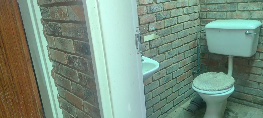 Pool, braai area bathroom