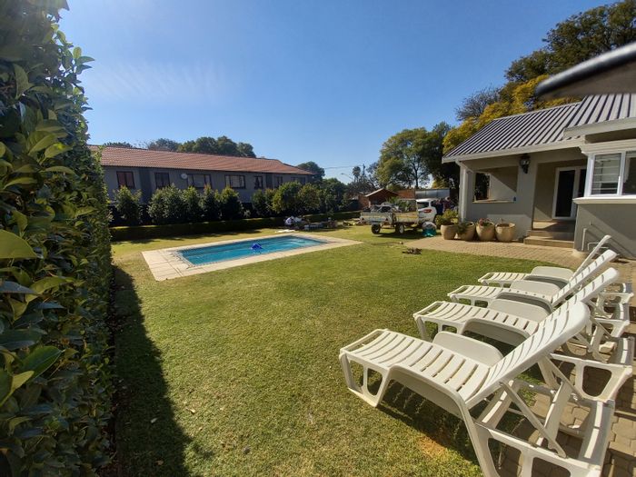 For Sale: Spacious 6-bedroom house with flat, pool, and efficient utilities in Pretoria North.