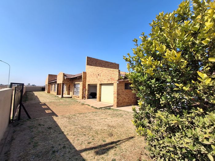 For Sale: 5-bedroom house in Waldrift with ample parking and guest facilities.