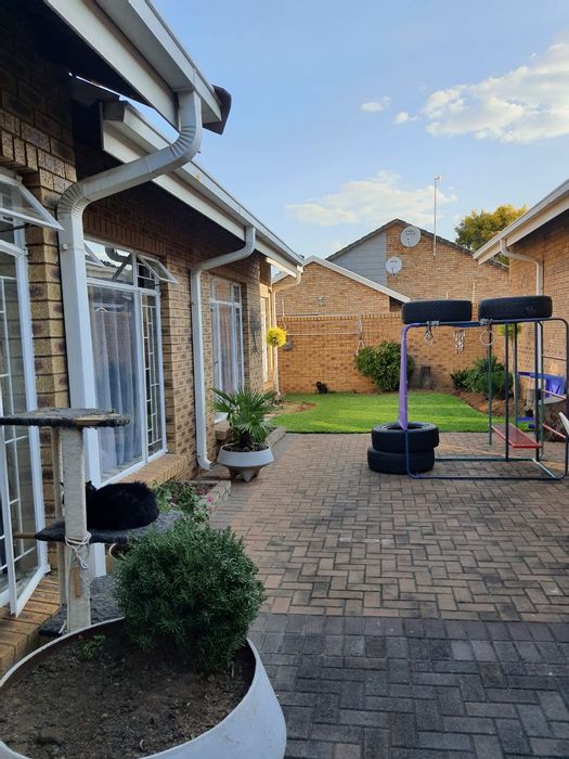 Vanderbijlpark Central Townhouse For Sale: 3 Beds, Garden, Secure Complex, Garage.