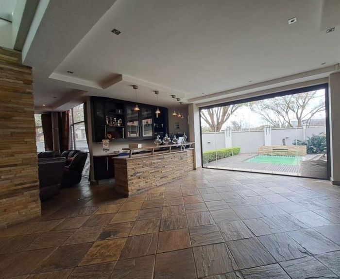 Cycad Estate House For Sale: 4 beds, pool, bar, inverter, secure living.