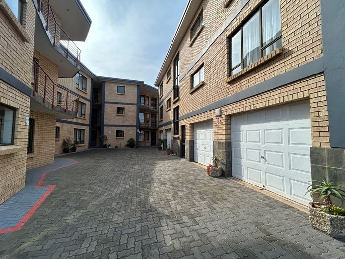 Kabeljauws Apartment For Sale: 3 beds, lagoon views, secure parking, and braai area.