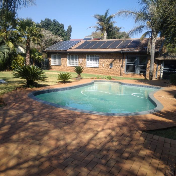 For Sale: Spacious Kenleaf house with 4 beds, heated pool, flatlet, and solar backup.