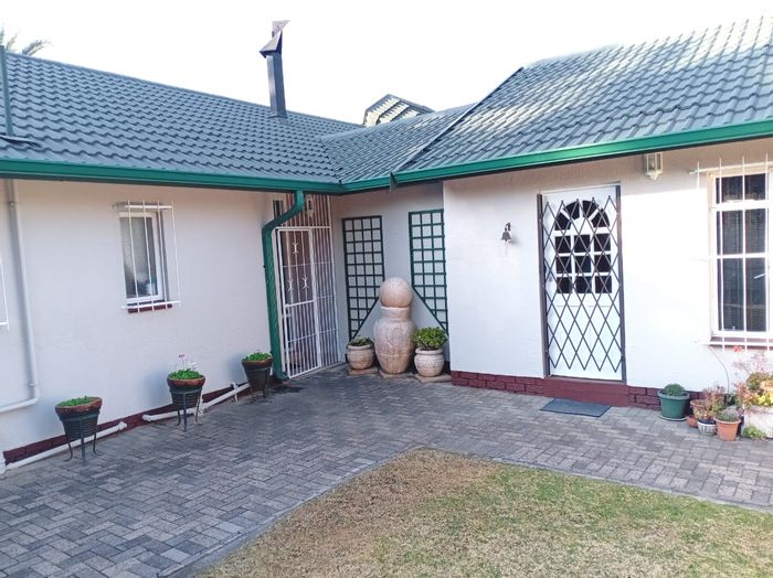 House For Sale in Secunda Central: 3 bedrooms, entertainment room, study, spacious garden.