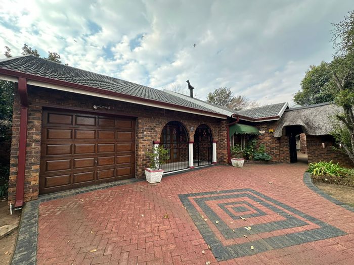 Waldrift House For Sale: 3 Bedrooms, Pool, Entertainment Area, Pet Friendly.