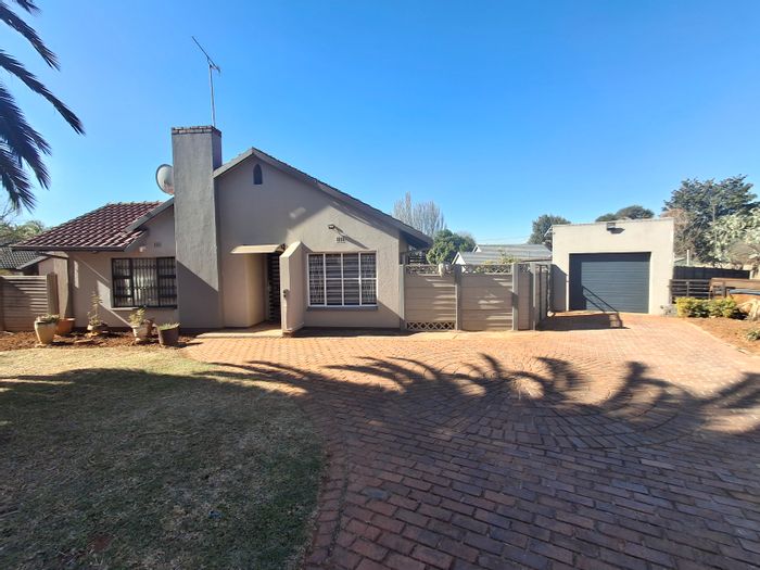 4-Bedroom House in Birch Acres with pool, study, and potential granny flat. For Sale.