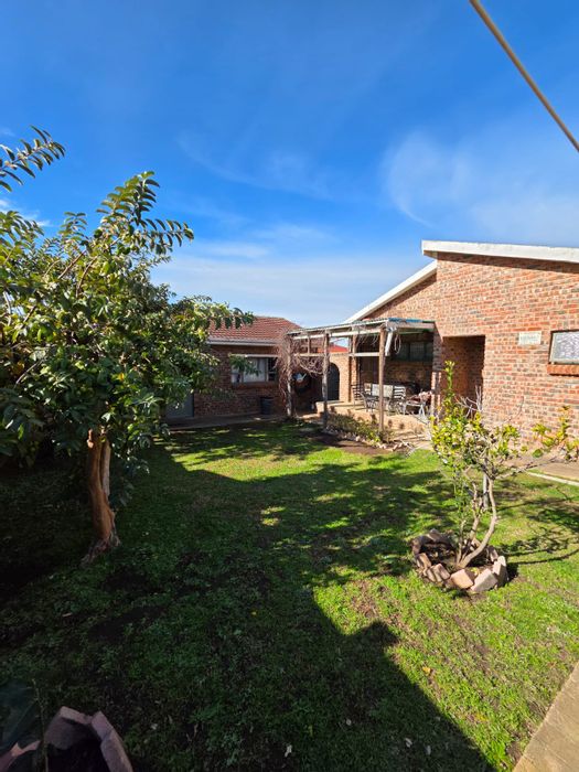 3-Bedroom House For Sale in Wavecrest with Open-Plan Living and Garden Views.