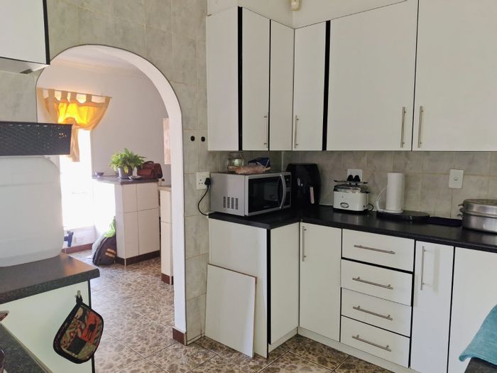 Spacious 3-bedroom house with double garage, electric fence in Tasbet Park. To Rent.