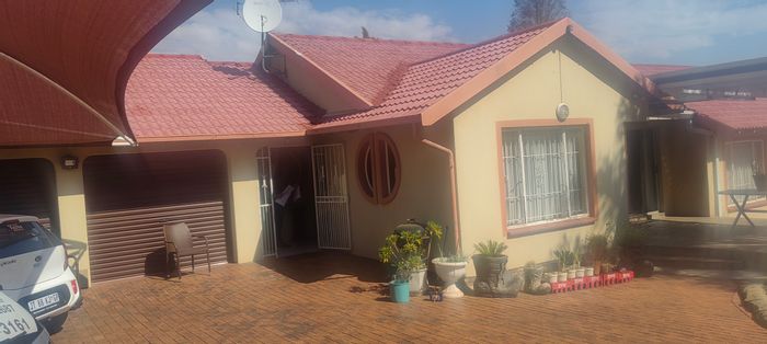 For Sale: House in Winchester Hills with dual living, large yard, and staff quarters.