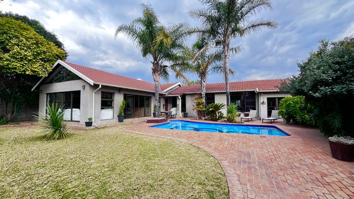 Family Home with Pool, Garden, and Entertainment Area – Farrarmere, For Sale