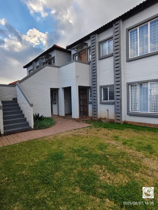 Vaalpark Flat For Sale: Open-plan living, 2 bedrooms, balcony, carport included.