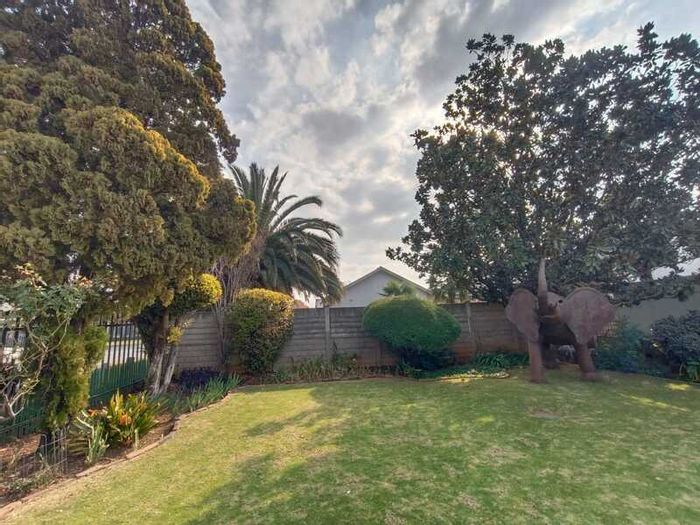 Vanderbijlpark SE 6 House For Sale: 3 beds, borehole, entertainment area, close to amenities.