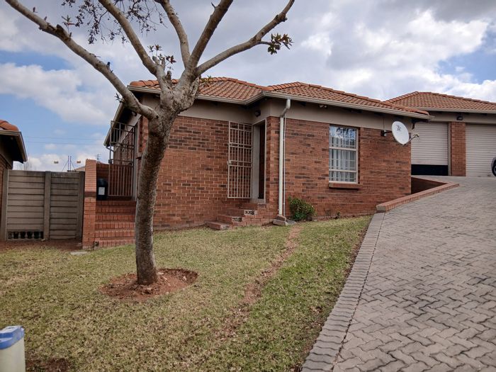 For Sale: Thatch Hill Estate House with 3 beds, double garage, spacious yard.