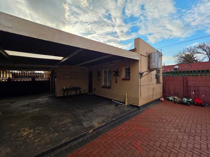 For Sale: House in Vanderbijlpark Cw 2 with 4 bedrooms, flatlet, and entertainment area.