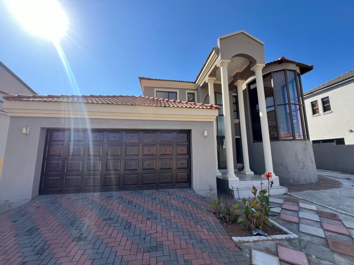 Thornhill House For Sale: 5 beds, pool, tennis court, near top amenities.
