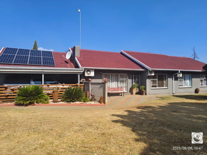 For Sale: House in Sasolburg Ext 23 with pool, lapa, and study area.