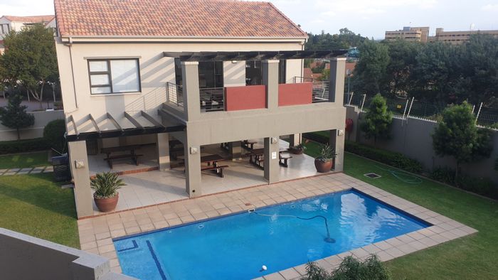 1-Bedroom Apartment To Rent in Sunninghill with pool, security, and parking.