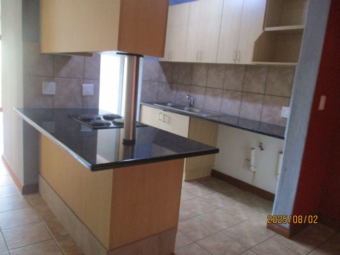 Carlswald Apartment To Rent: 2 beds, balcony, clubhouse, pool, 24/7 security.