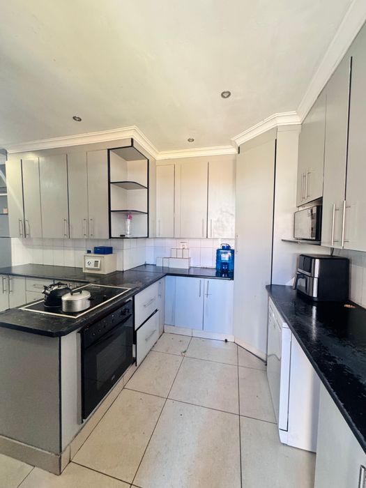 Die Heuwel Townhouse For Sale: 3 beds, 2 baths, large garage, guest suite.