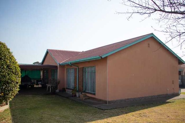 For Sale: House in Vanderbijlpark Ce 4 with 3 bedrooms, garage, and garden.