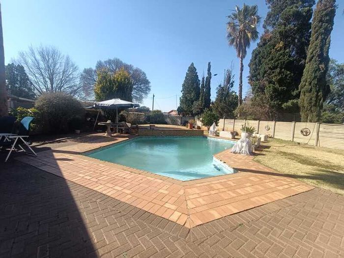 For Sale: House in Bonanne with pool, double garage, and spacious yard.