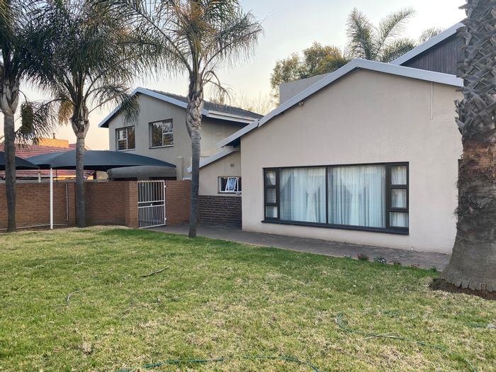 For Sale: Spacious Farrarmere House with pool, flatlet, and ample parking.