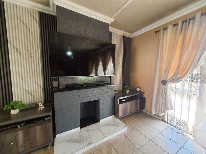 House for Sale in Vanderbijlpark Sw 1: 2 Bedrooms, Pool, 3 Garages, Security.