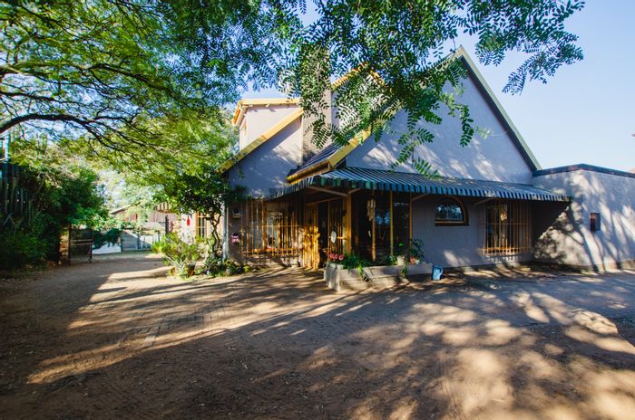 For Sale: Spacious Sunnyridge house with pool, garden, and dual living options.