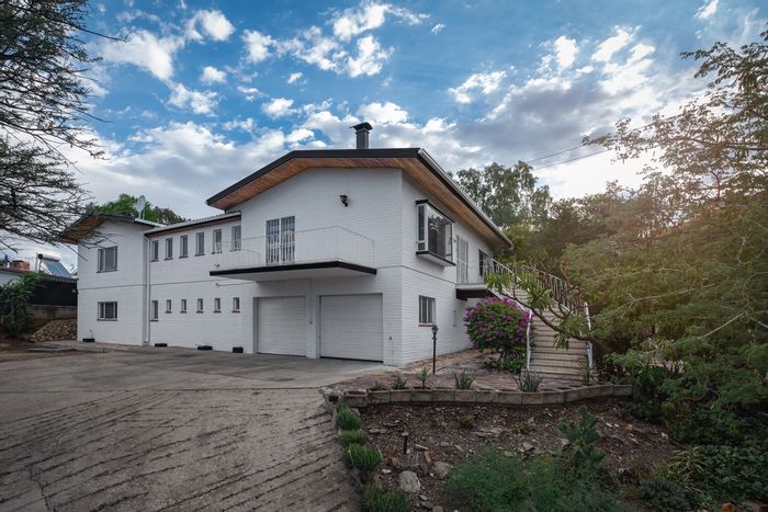 For Sale: House in Luxury Hill with pool, flat, and double garage.