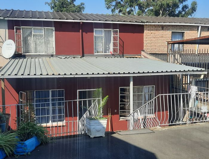 5 Bedroom House For Sale in Bombay Heights, close to schools, parking for 2.