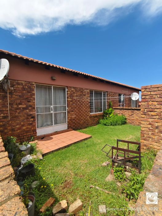 Vaalpark Townhouse For Sale: 2 Bedrooms, pet-friendly, secure complex, low maintenance.