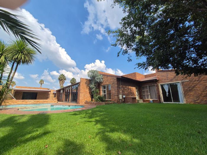 House To Rent at Presidents Dam: 4 beds, pool, en-suite flat, secure living.