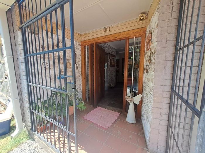 For Sale: House in Three Rivers with pool, braai area, and security features.