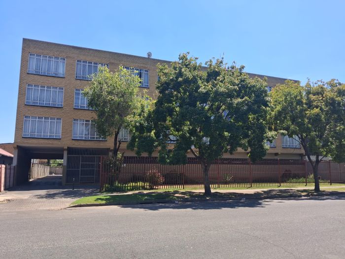 Spacious 1-Bedroom Flat in Vereeniging Central with Covered Parking - For Sale