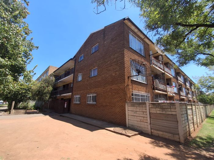 Vereeniging Central Flat For Sale: 1 Bed, Private Garden, Close to Amenities.