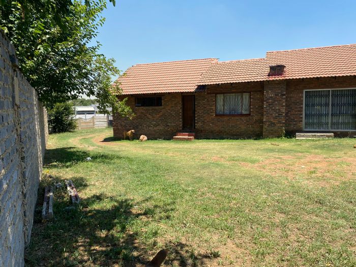 8-Bedroom House in Bedworth Park For Sale, Ideal for Families or Investment.