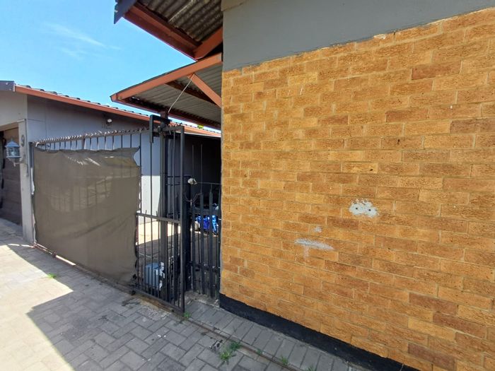 For Sale: 3-Bedroom House in Vanderbijlpark Sw 1 with Garage and Patio.