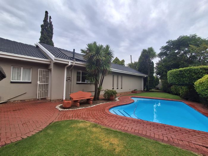 Falcon Ridge House For Sale: 3 Bedrooms, Pool, Garden, Entertainment Bar.
