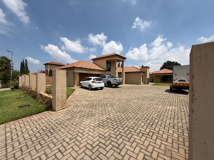 Vanderbijlpark SE 8 House For Sale: Spacious 4-bed, flatlet, entertainment area, security.