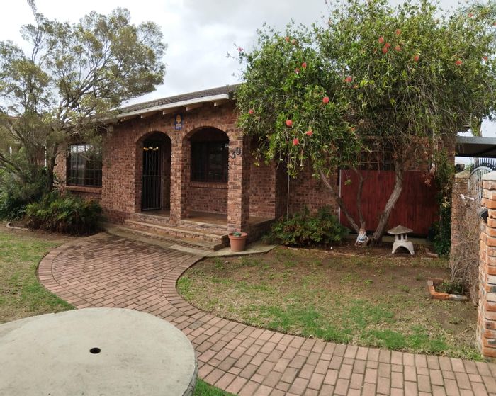 Azalea Park House For Sale: 3 beds, flatlet, pool, indoor braai area.