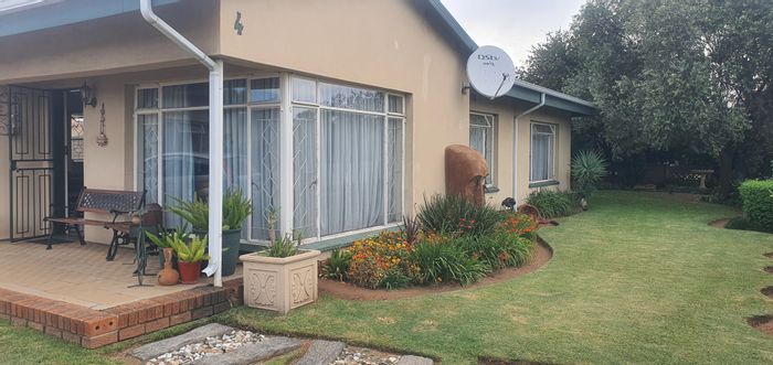 Heidelberg Industrial House For Sale: Spacious layout, renovated flatlet, large yard.