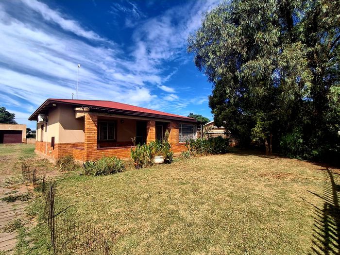 Rothdene House For Sale: 2 Bedrooms, study, outdoor braai, spacious yard.