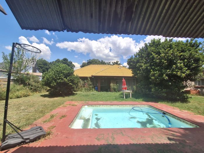 Three Rivers House For Sale: 3 Bedrooms, Pool, Braai Area, Spacious Lounge.