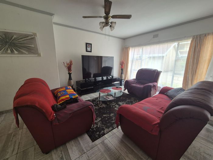 Three Rivers Flat For Sale: Ground floor, three bedrooms, double garage, near amenities.