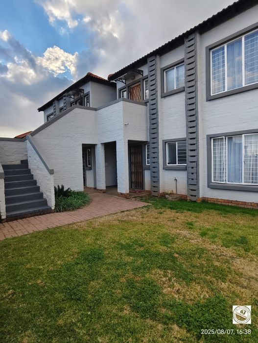 2 Bedroom Flat To Rent in Vaalpark, secure complex, open plan living, 1 carport.