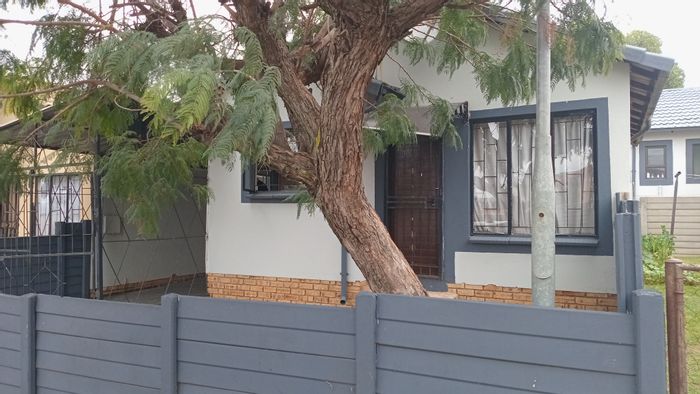 Cluster for Sale in Naturena: 2 beds, private garden, secure parking, near school.