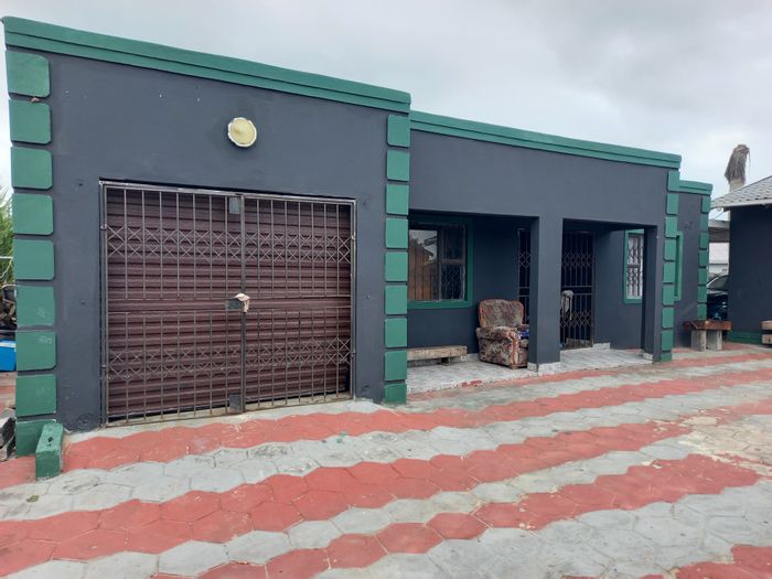 3-Bedroom House in Esikhawini Central For Sale, near schools and bus stop.